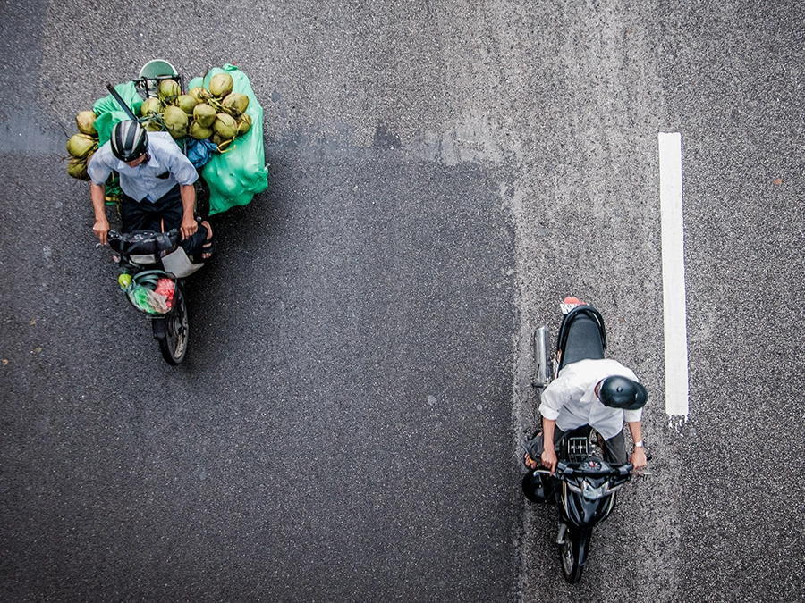 バイクのすり抜けを見たら白バイはどうするのか